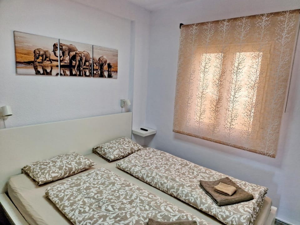 Bed, Bedroom, towels