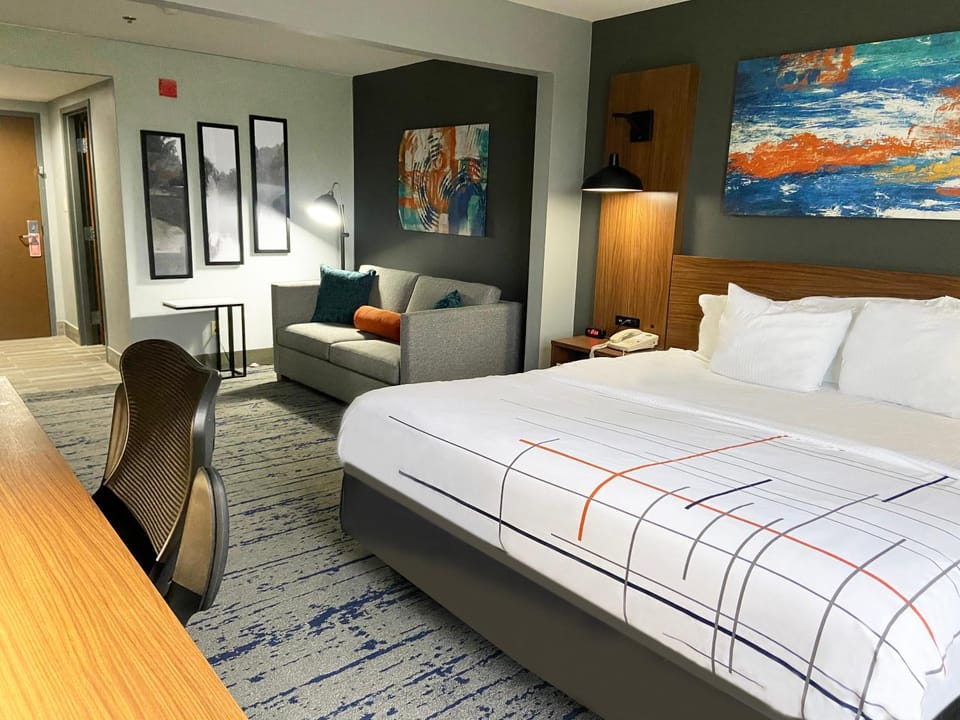 Bed, Photo of the whole room, Seating area, Bedroom