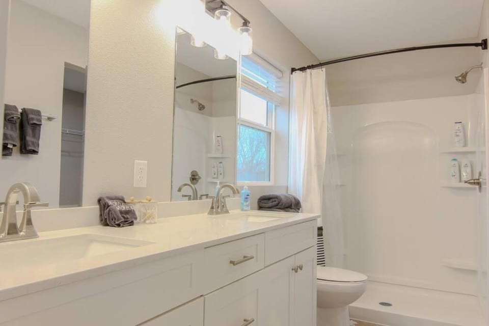 Cedar Falls Townhome - New Construction - 3 KINGS! Apartment in Cedar Falls