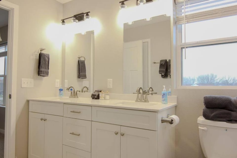 Cedar Falls Townhome - New Construction - 3 KINGS! Apartment in Cedar Falls