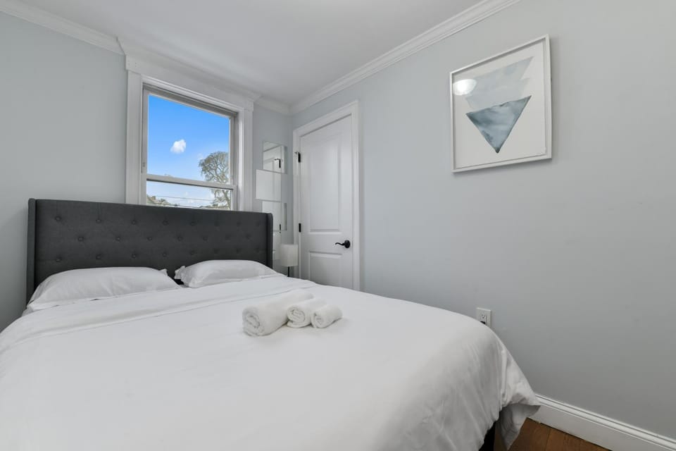 Bed, Photo of the whole room, Bedroom, towels