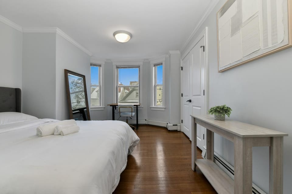 Bed, Photo of the whole room, Bedroom, towels