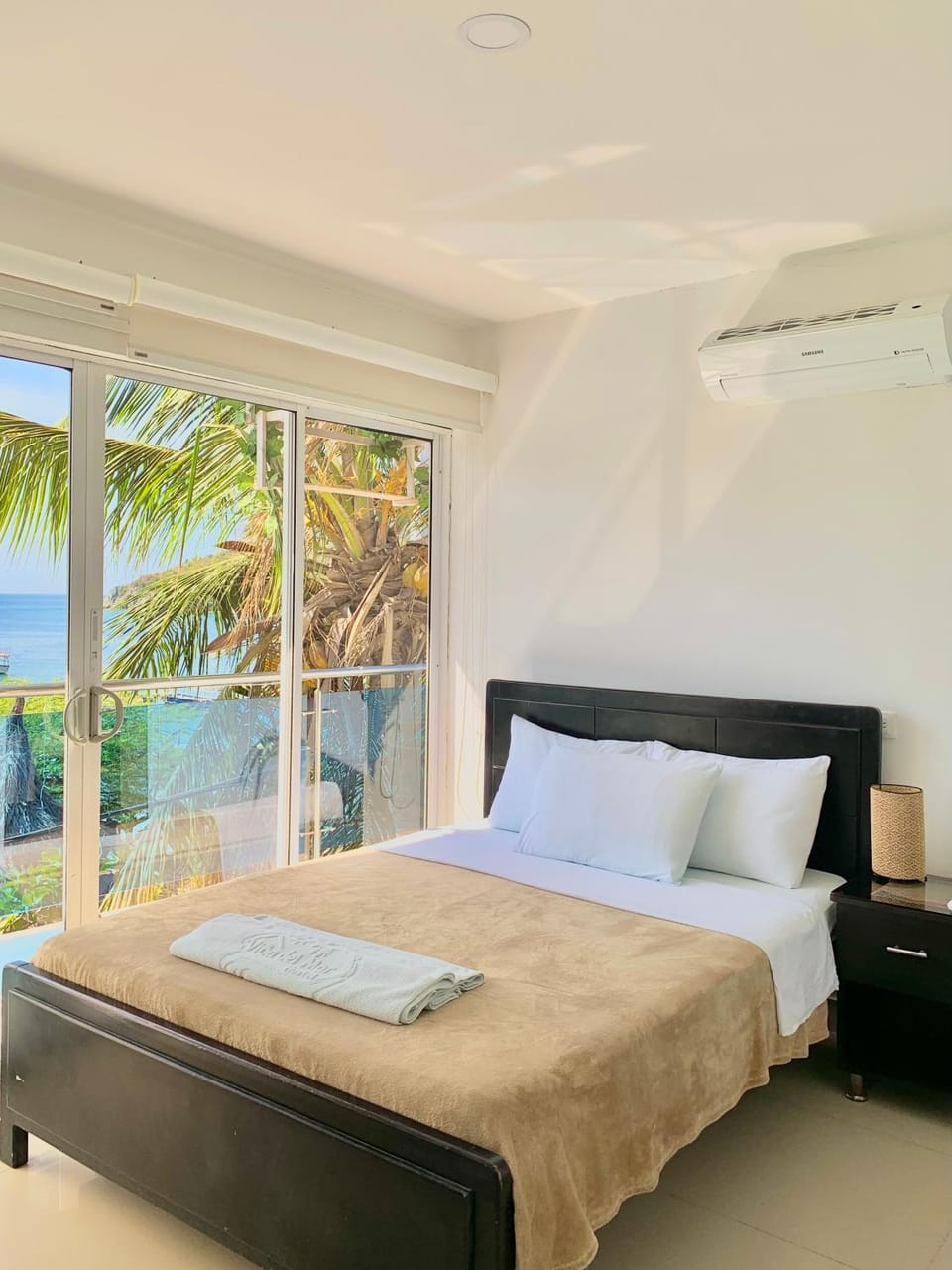 Bed, Natural landscape, Photo of the whole room, towels, air conditioner