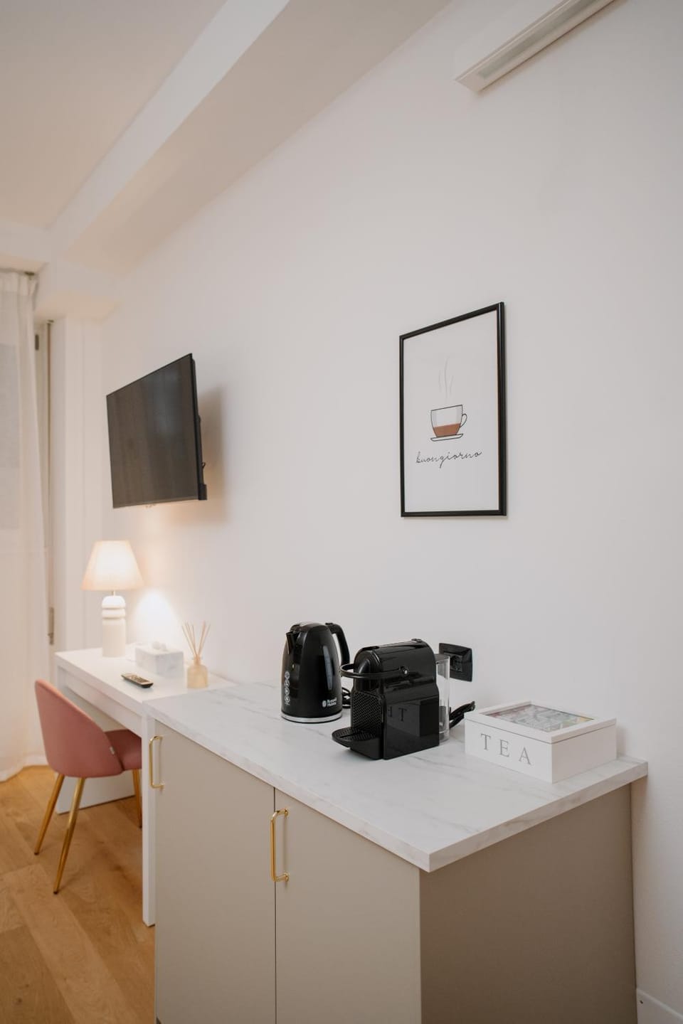 Bed, TV and multimedia, Coffee/tea facilities, Photo of the whole room