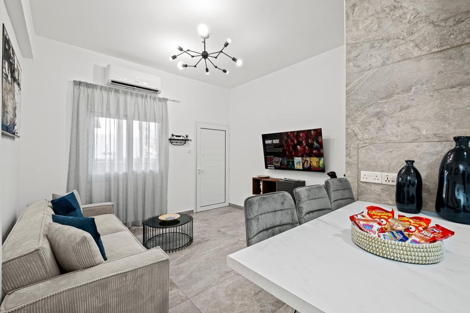 Living room, Food and drinks, Seating area, Dining area, Food