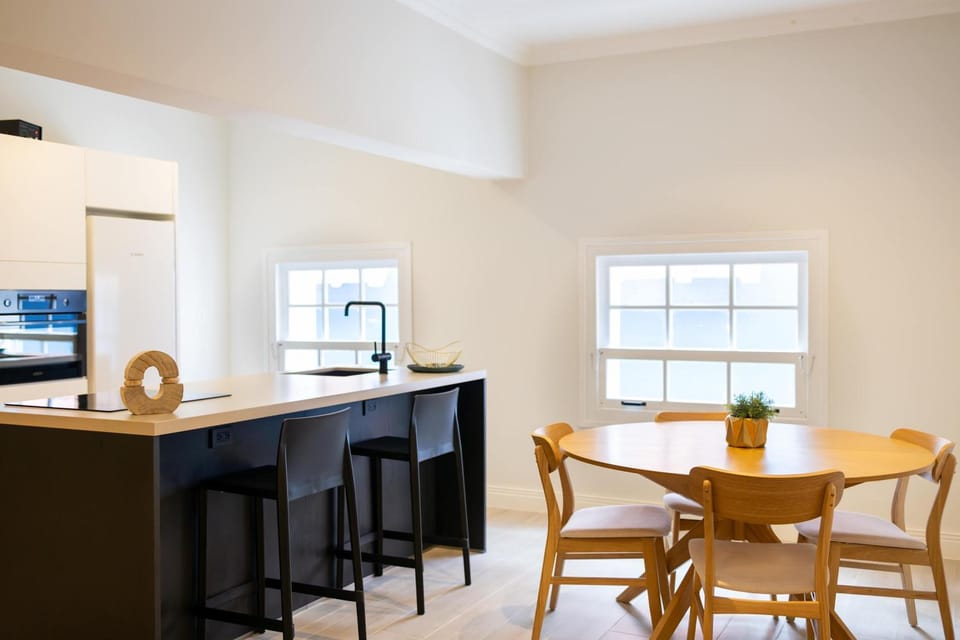 Kitchen or kitchenette, Dining area