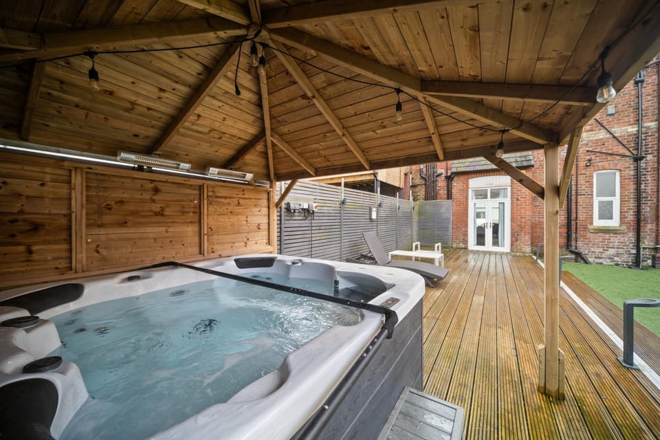 Spacious, Central Townhouse with Hot Tub & Free Parking House in Lytham St Annes