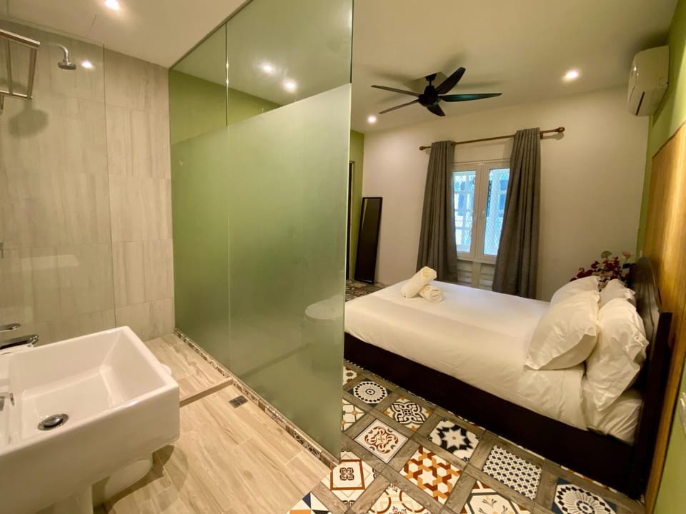 Shower, Bed, Bathroom, Photo of the whole room, Bedroom, towels