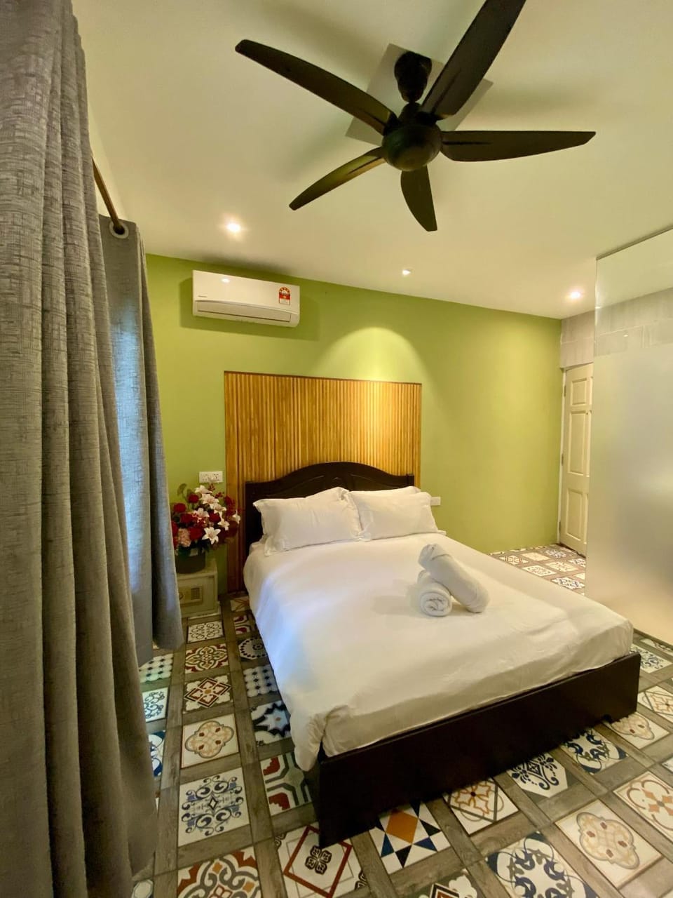 Bed, Photo of the whole room, Bedroom, air conditioner