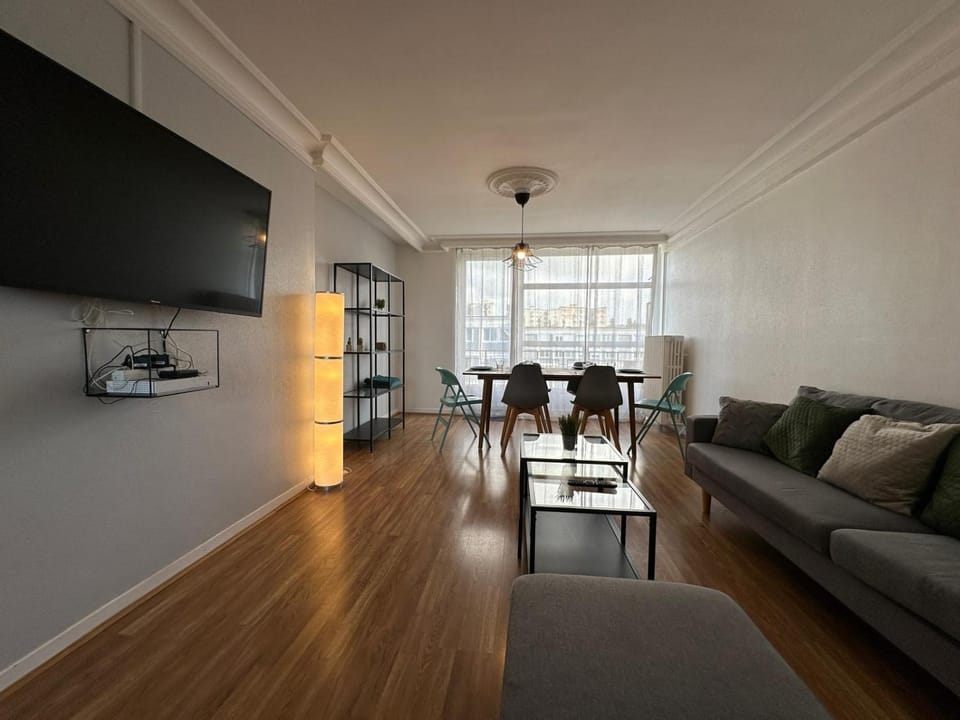 Communal lounge/ TV room, TV and multimedia, Living room, Seating area, Dining area
