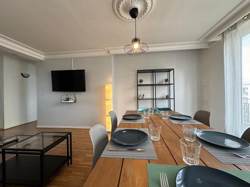 Communal lounge/ TV room, TV and multimedia, Living room, Seating area, Dining area