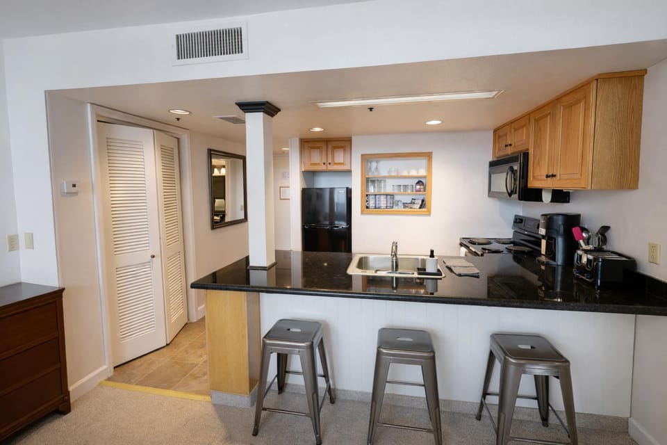 165 Ski-In Ski-Out Studio at Park City Mountain Resort, Pool, Hottub, Gym, studio Apartment in Park City