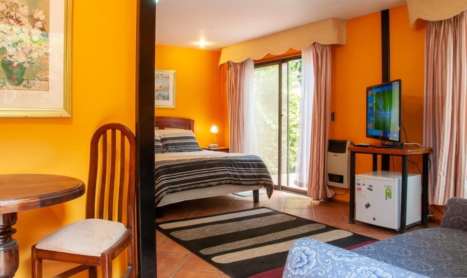 Bed, TV and multimedia, Photo of the whole room, Bedroom