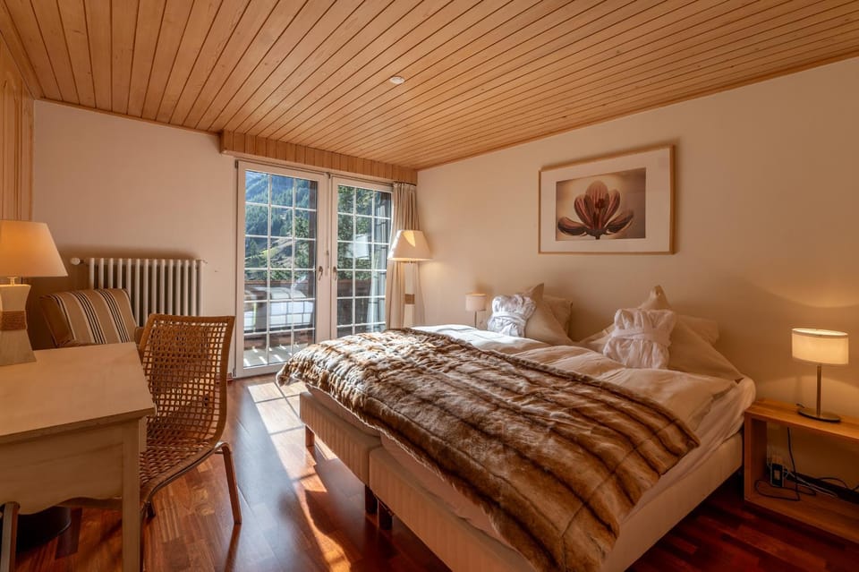 Bed, Photo of the whole room, Seating area, Bedroom, internet