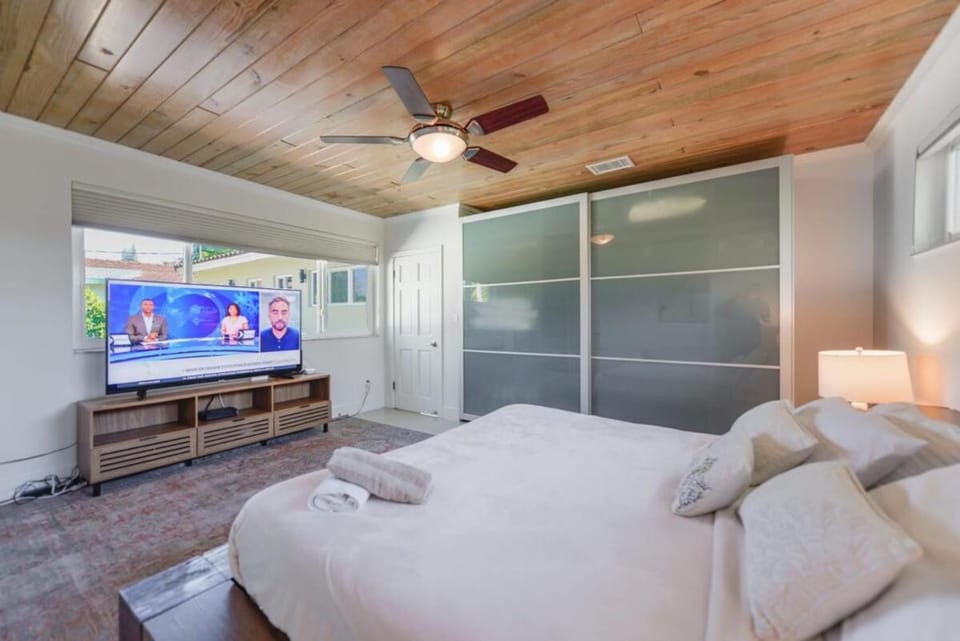 Bed, TV and multimedia, Photo of the whole room, Bedroom