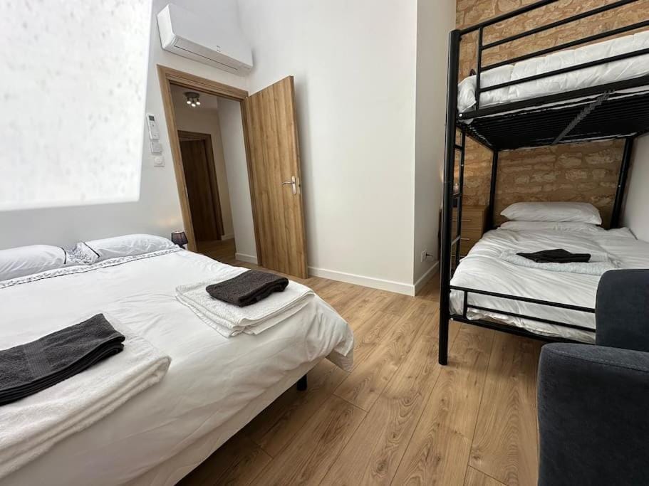 Bed, Photo of the whole room, Bedroom, bunk bed, towels