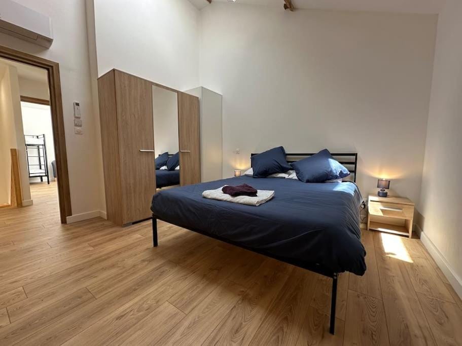 Bed, Photo of the whole room, Bedroom, wardrobe