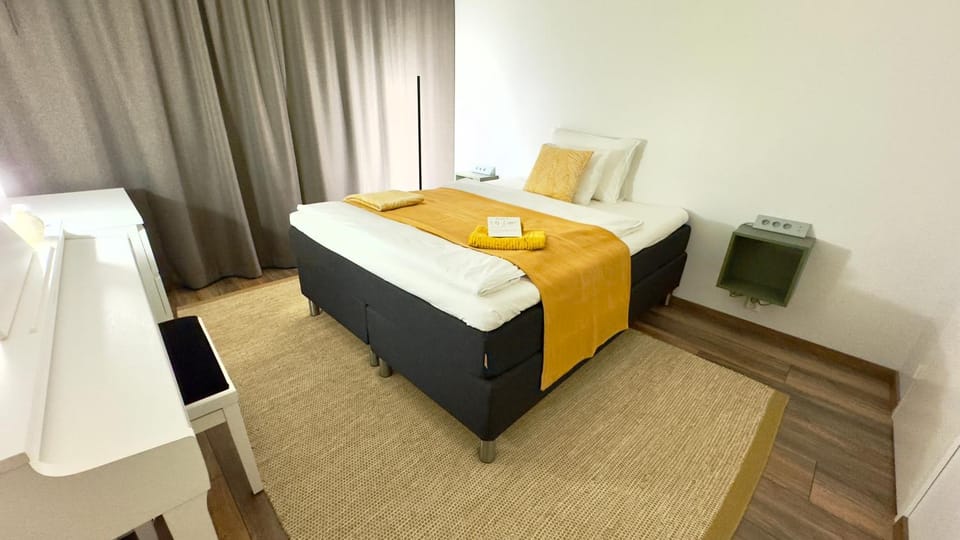 Bed, Photo of the whole room, Bedroom, towels