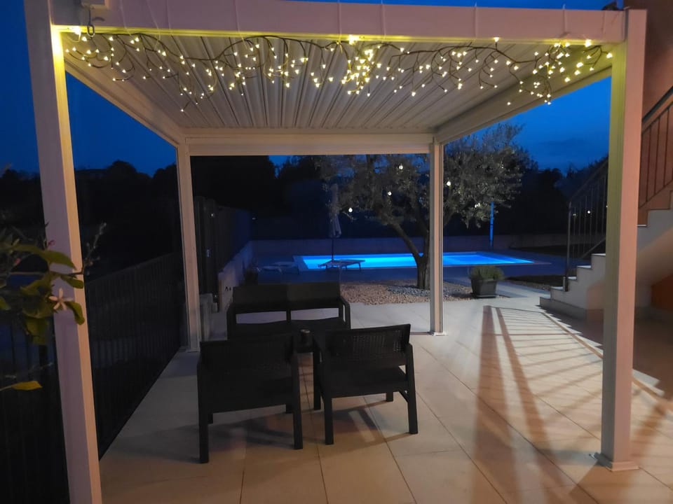 Property building, Patio, Garden, Garden, Balcony/Terrace, Balcony/Terrace, Swimming pool, Swimming pool, Dinner