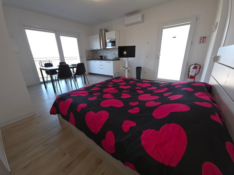 Photo of the whole room, Bedroom, Lunch, Dinner, stove, kitchen, kitchen