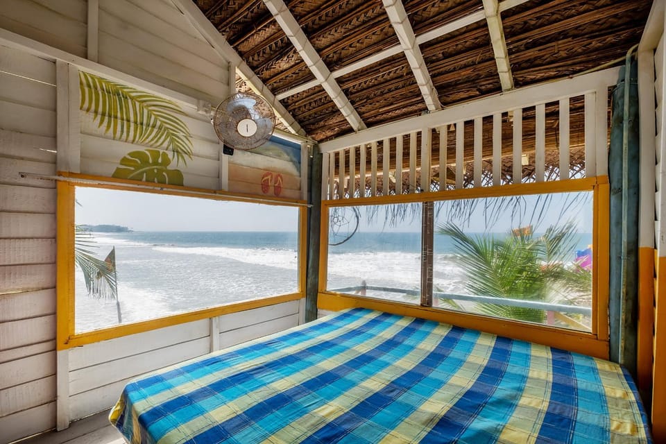 Photo of the whole room, Sea view