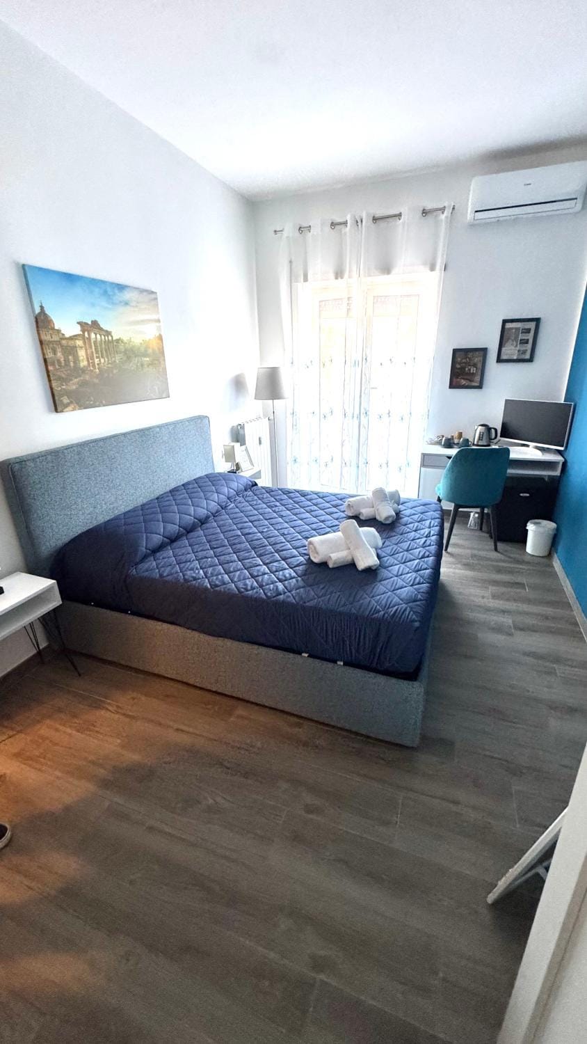 Bed, TV and multimedia, Bedroom