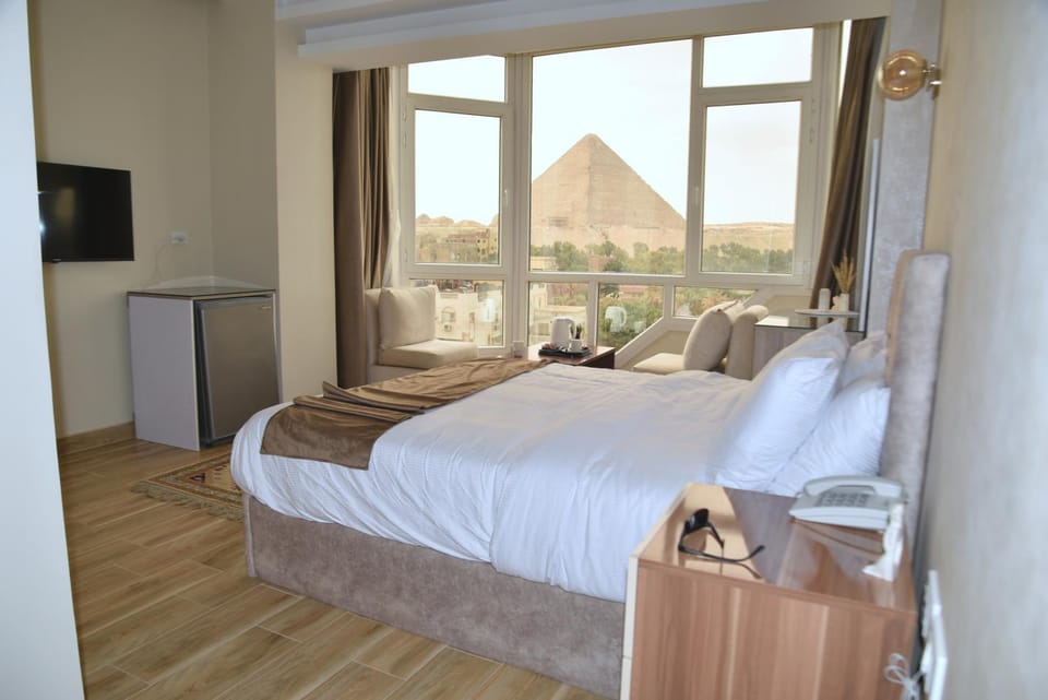 Bed, Natural landscape, TV and multimedia, Photo of the whole room, Bedroom, Mountain view, towels