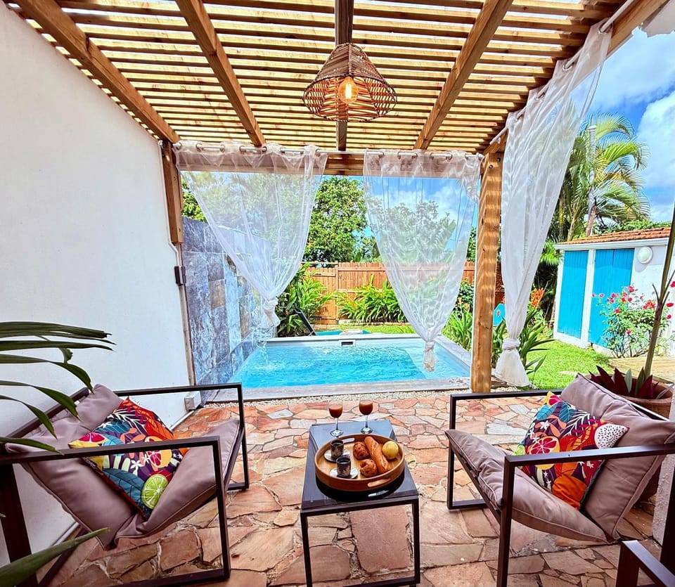 Day, Natural landscape, Garden, View (from property/room), Balcony/Terrace, Living room, Dining area, Garden view, Pool view, Swimming pool, sunbed