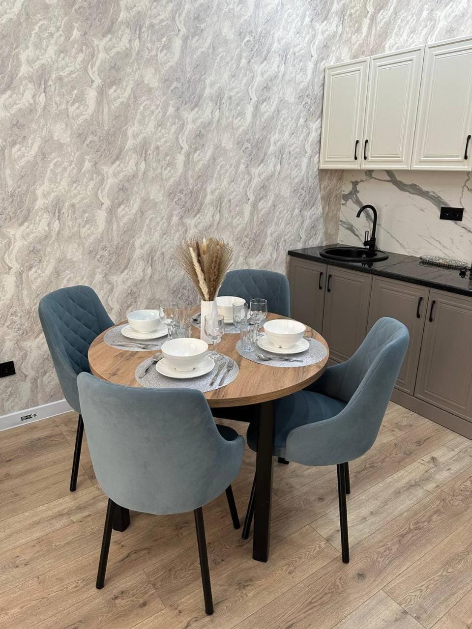 Kitchen or kitchenette, Dining area