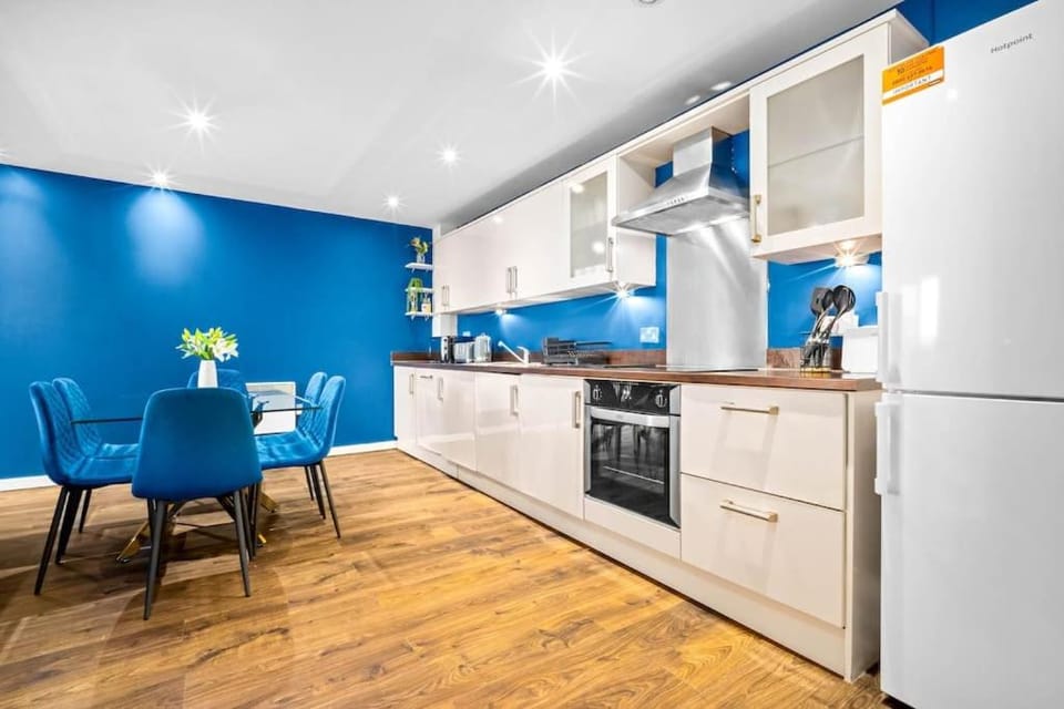 Top Floor City Centre Apartment - Sleeps 7 - 4 Beds - with Balcony and Parking - Smart TV's on each Bedroom Wall - 5 mins from Bullring, Selfridges, Moor Street Station - By Zena Stays Apartment in Birmingham