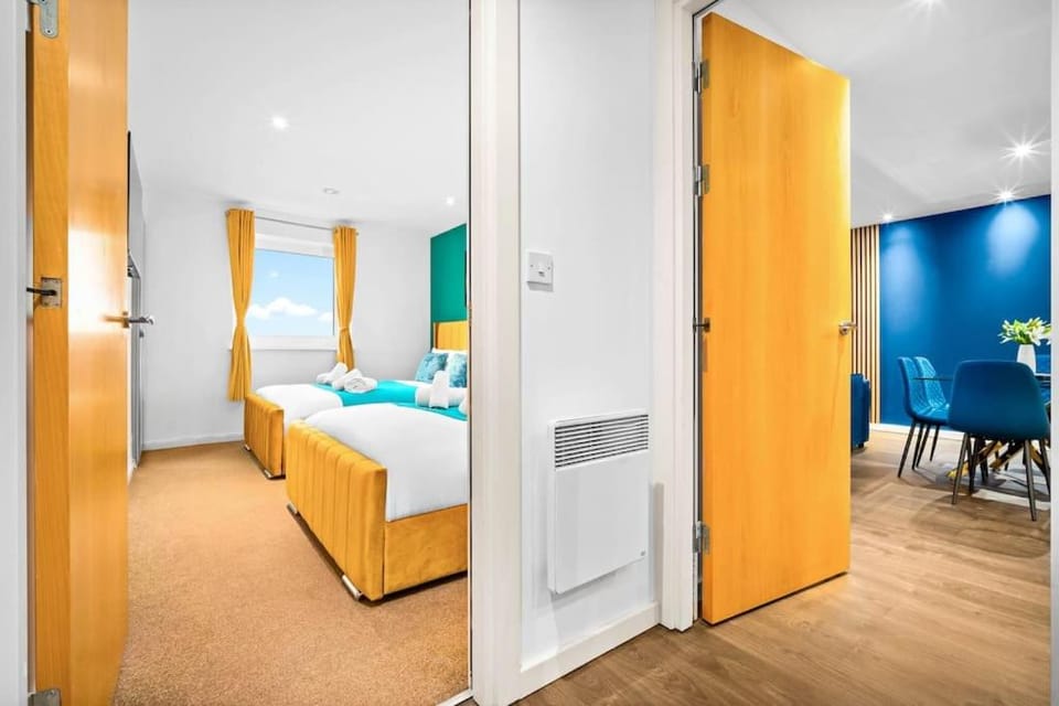 Top Floor City Centre Apartment - Sleeps 7 - 4 Beds - with Balcony and Parking - Smart TV's on each Bedroom Wall - 5 mins from Bullring, Selfridges, Moor Street Station - By Zena Stays Apartment in Birmingham