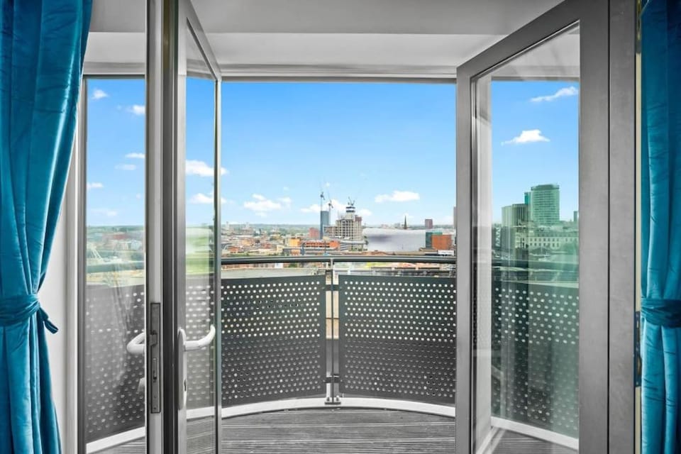 Top Floor City Centre Apartment - Sleeps 7 - 4 Beds - with Balcony and Parking - Smart TV's on each Bedroom Wall - 5 mins from Bullring, Selfridges, Moor Street Station - By Zena Stays Apartment in Birmingham