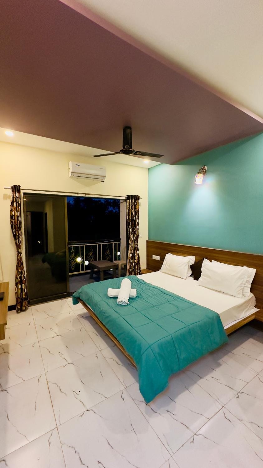 Bed, Photo of the whole room, Bedroom, towels, air conditioner