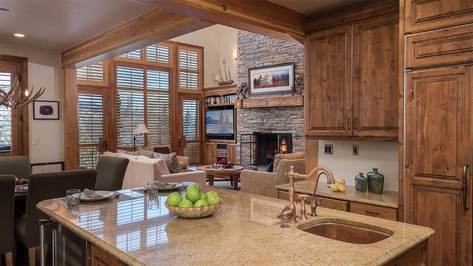 TV and multimedia, Bedroom, fireplace, furniture, kitchen