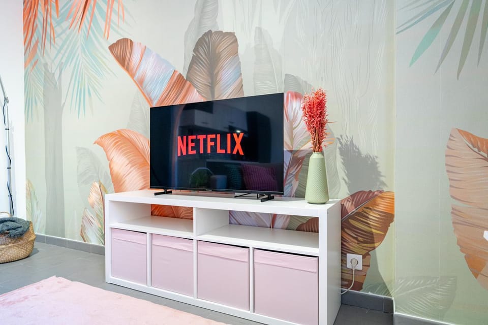 Communal lounge/ TV room, TV and multimedia, Living room, air conditioner