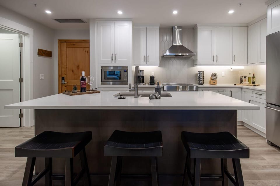 Kitchen or kitchenette, Dining area, oven, stove