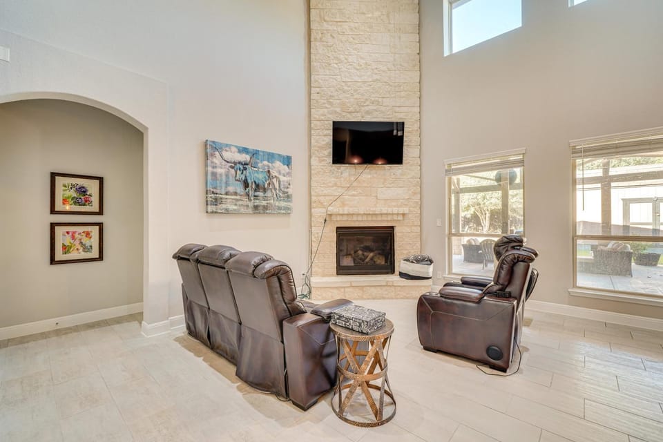 6 Mi to SeaWorld Pet-Friendly Home with Pool Access House in San Antonio