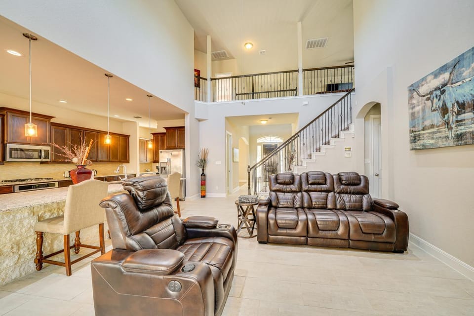 6 Mi to SeaWorld Pet-Friendly Home with Pool Access House in San Antonio