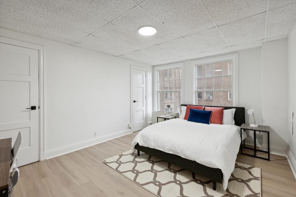 East 419I Modern Suite I Pool I Gym Apartment in Brighton