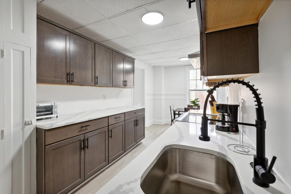 East 419I Modern Suite I Pool I Gym Apartment in Brighton