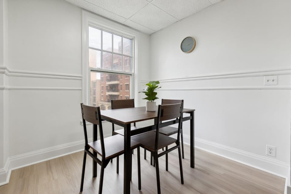 East 419I Modern Suite I Pool I Gym Apartment in Brighton
