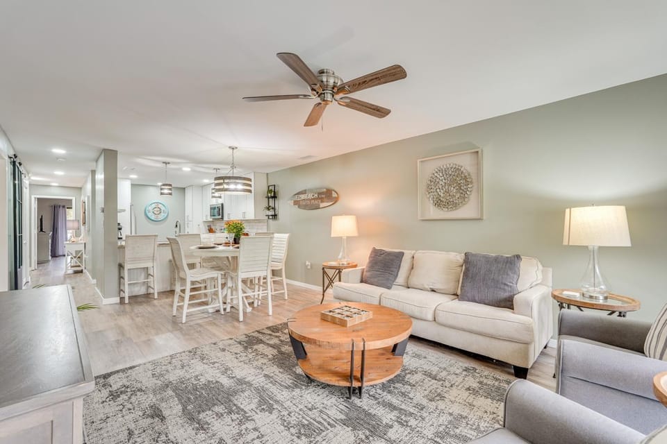 Pool & Beach Trolley Access: PCB Resort Condo! House in Panama City Beach