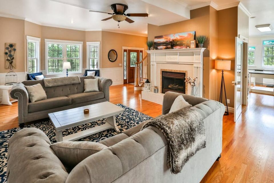 Living room, Seating area, fireplace