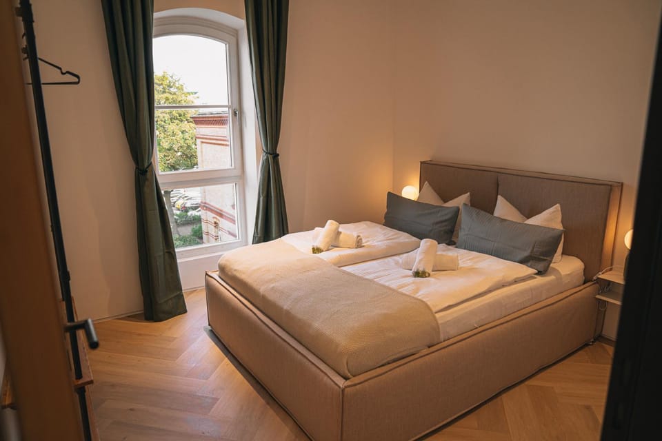 Bed, Photo of the whole room, Bedroom, towels