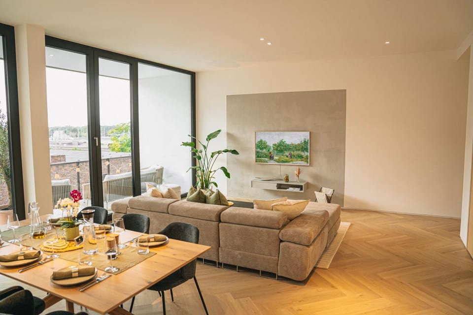 TV and multimedia, Living room, Seating area, Dining area, Food