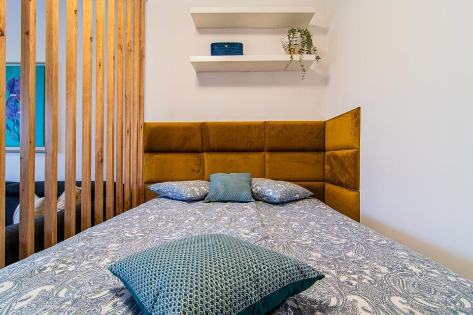 Bed, Photo of the whole room, Decorative detail, Bedroom