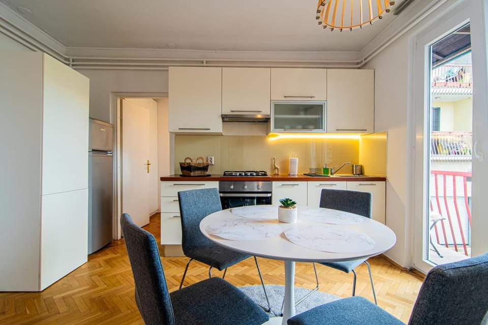 Kitchen or kitchenette, Dining area, oven, stove