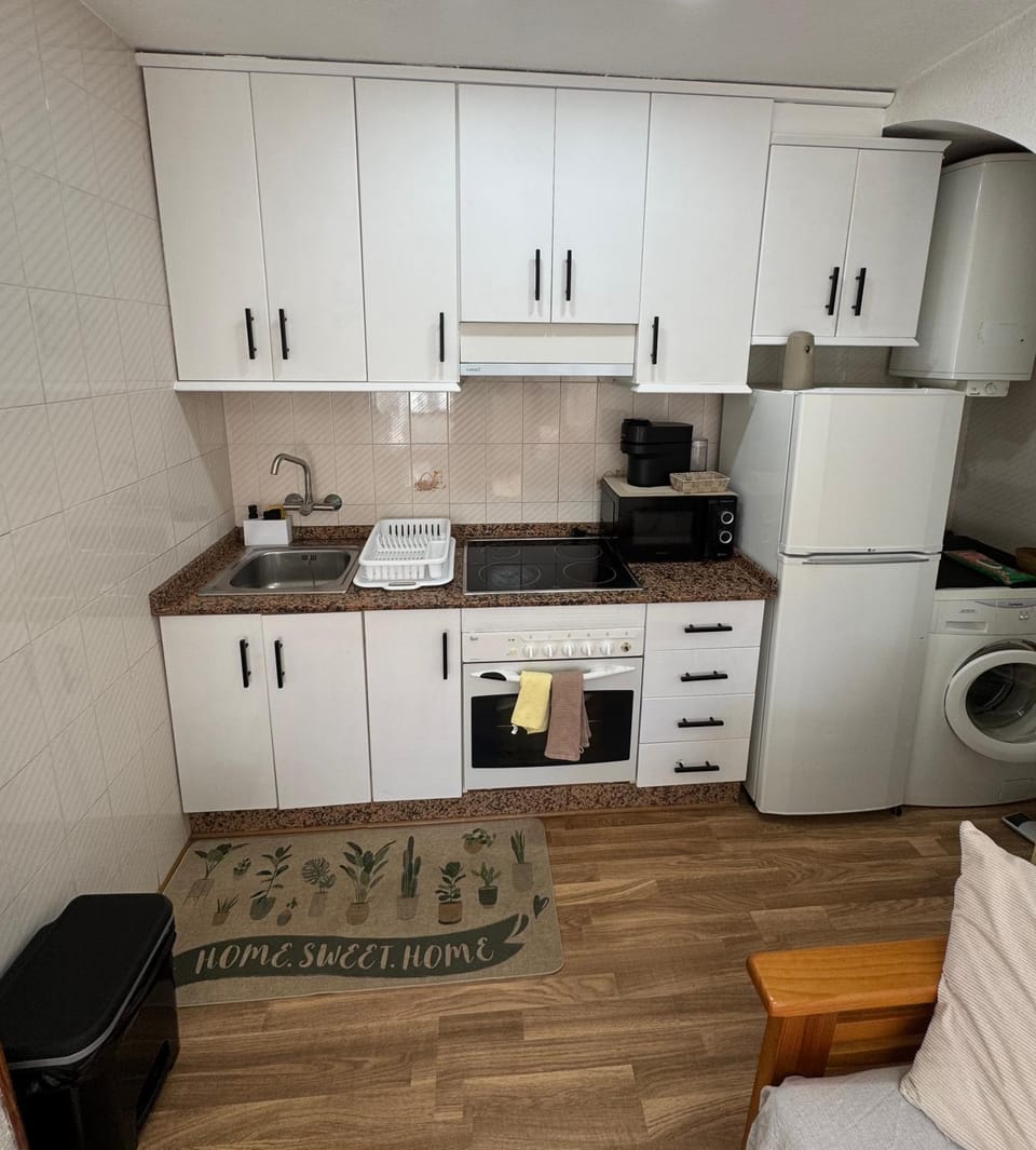 Coffee/tea facilities, Kitchen or kitchenette, oven, stove, washing machine