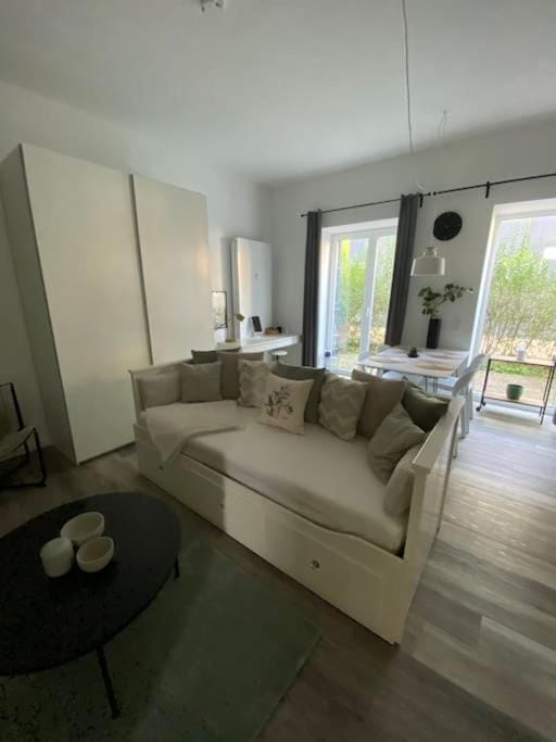 Bed, Living room, Photo of the whole room, Seating area