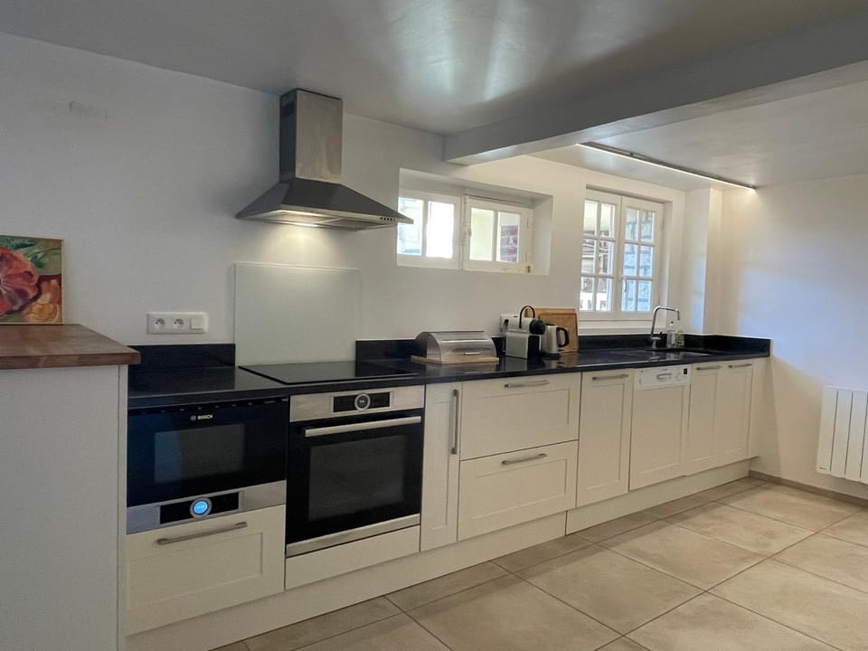 Coffee/tea facilities, Kitchen or kitchenette, dishwasher, oven, stove